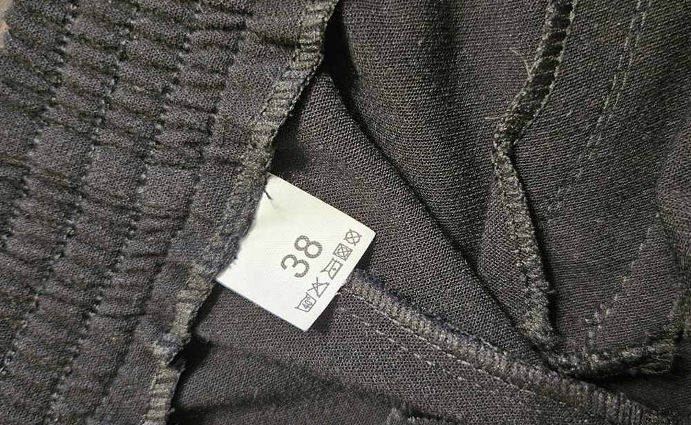 Spodnie materiałowe, damskie, czarne, nogawka z kantem, r. 38