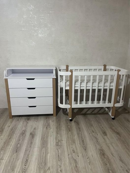 Дитяча кроватка з маятником