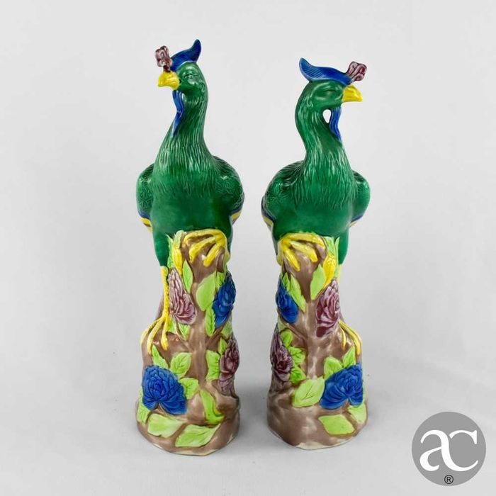 Par de figuras de Fénix (Fenghuang) porcelana da China, policromadas