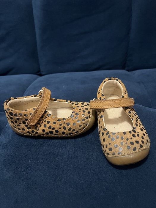 Продам детские босоножки Clarks