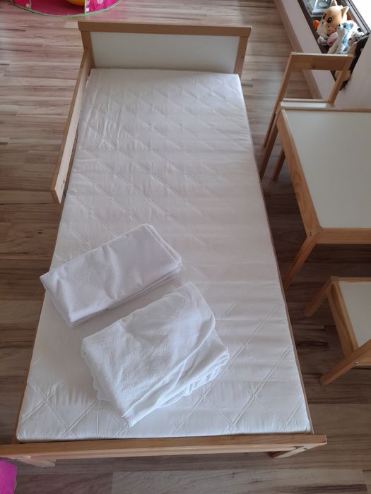 Zestaw mebli dziecięcych łóżko Singlar materac stolik krzesła Latt Ikea