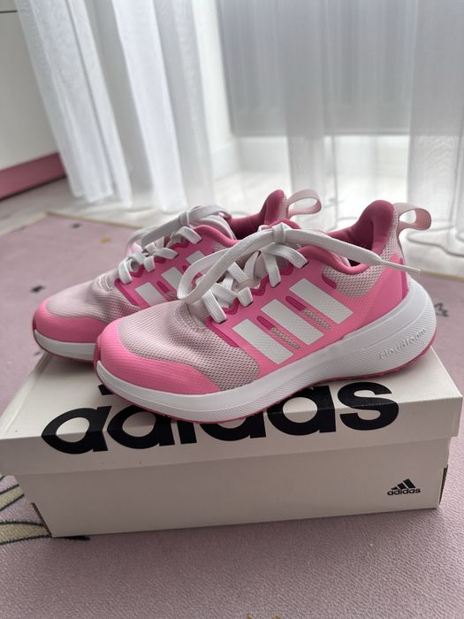 Кросівки adidas для дівчинки