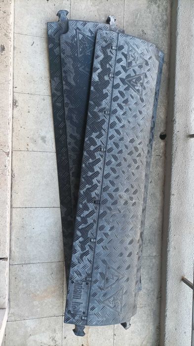 Baixar o preçO: Passa cabos Adam Hall. Tampa de proteção