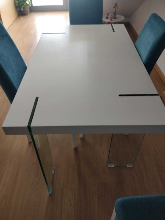 Mesa Lacada a Branco com 4 Cadeiras