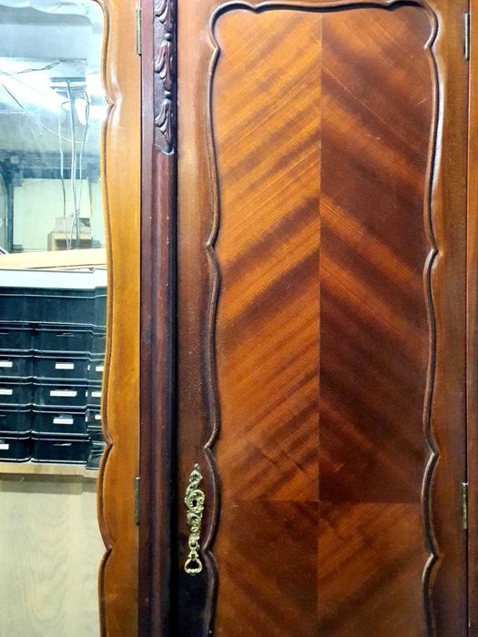 Armário antigo estilo Chippendale em madeira de verdade!