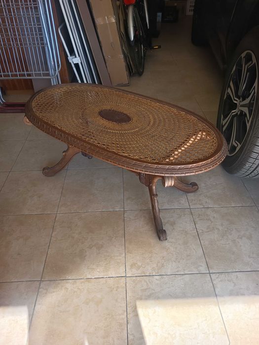 Mesa de centro com palha