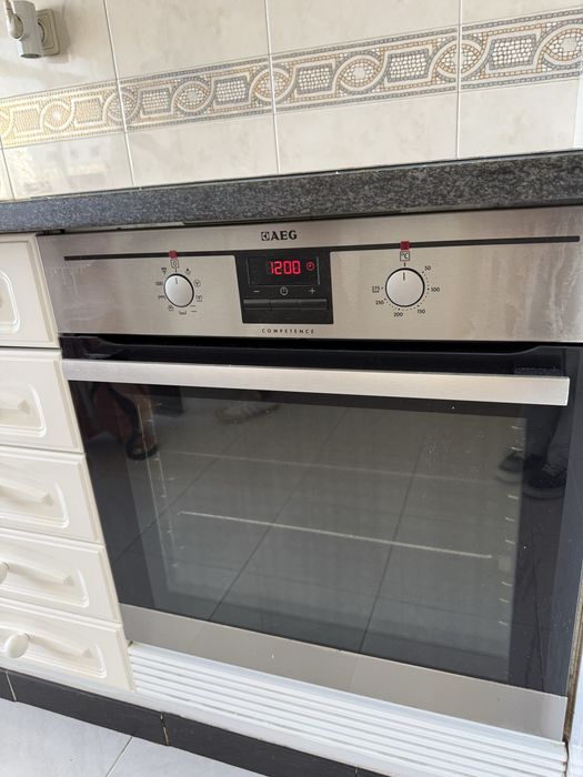 Forno elétrico de encastrar AEG Competence