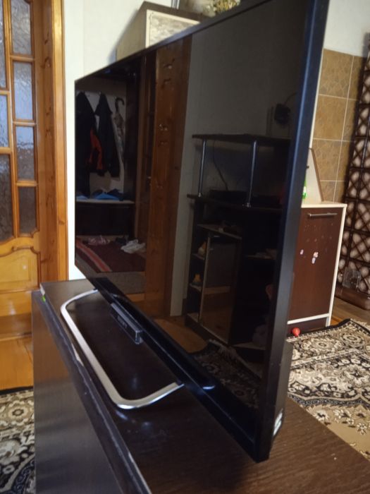 Смарт tv. Працює тільки ікранина половину, звук хороший,вайфай ловит