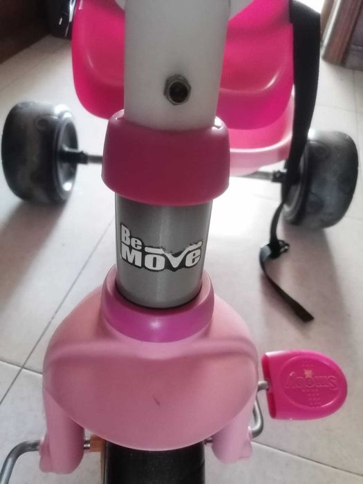 Triciclo evolutivo Rosa com mastro de direção