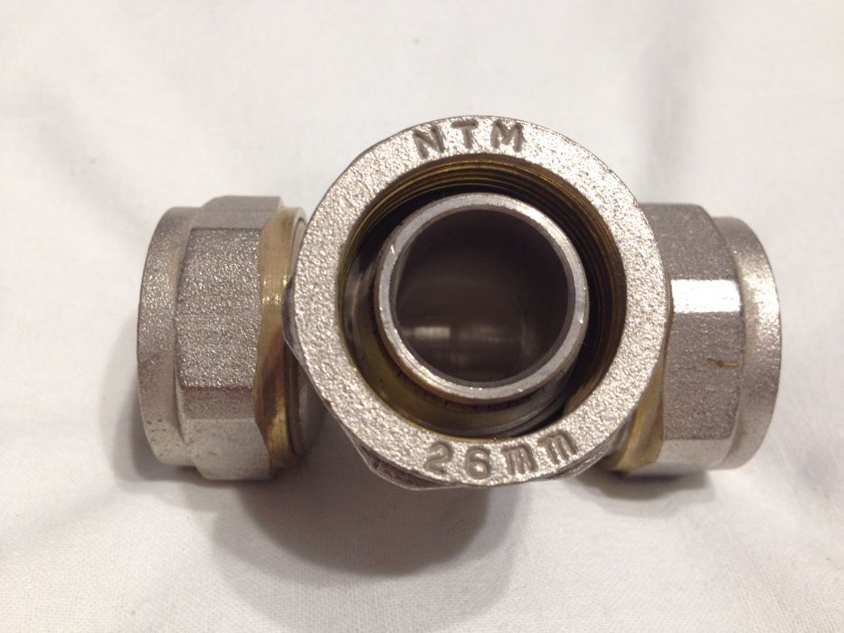 Тройник зажимной для Металлопластиковой трубы Т26*26*26 (неразборной)