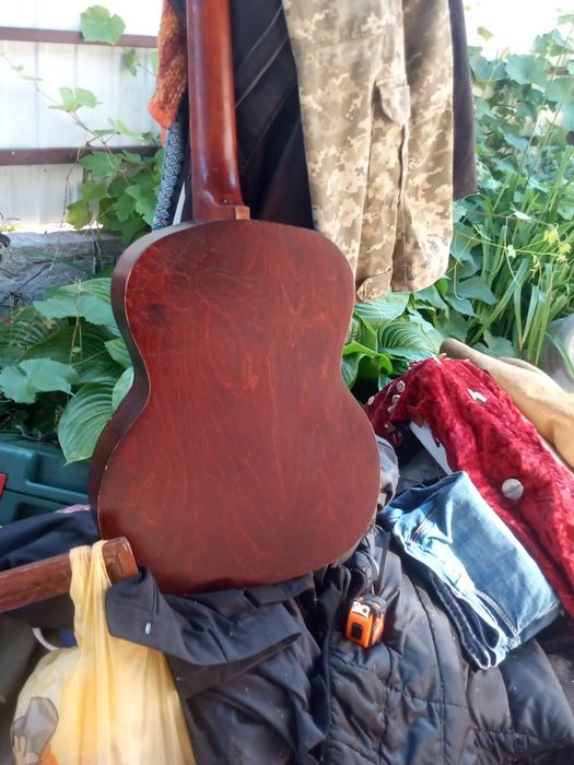 Продам   гітару    шість   струн