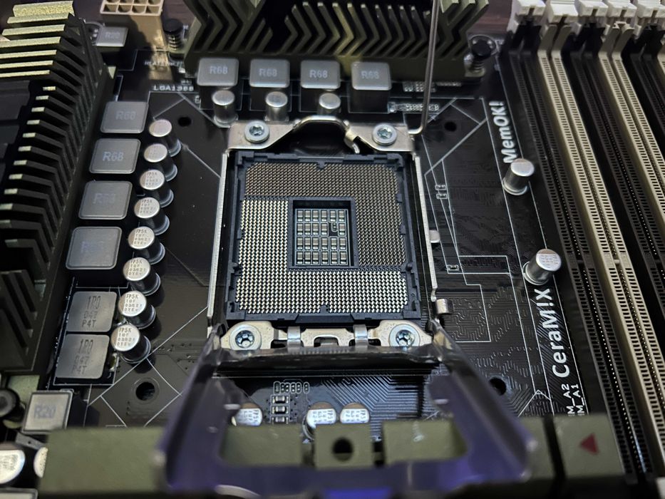 Как новая! Материнская плата ASUS SABERTOOTH X58 1366 сокет Гарантия!