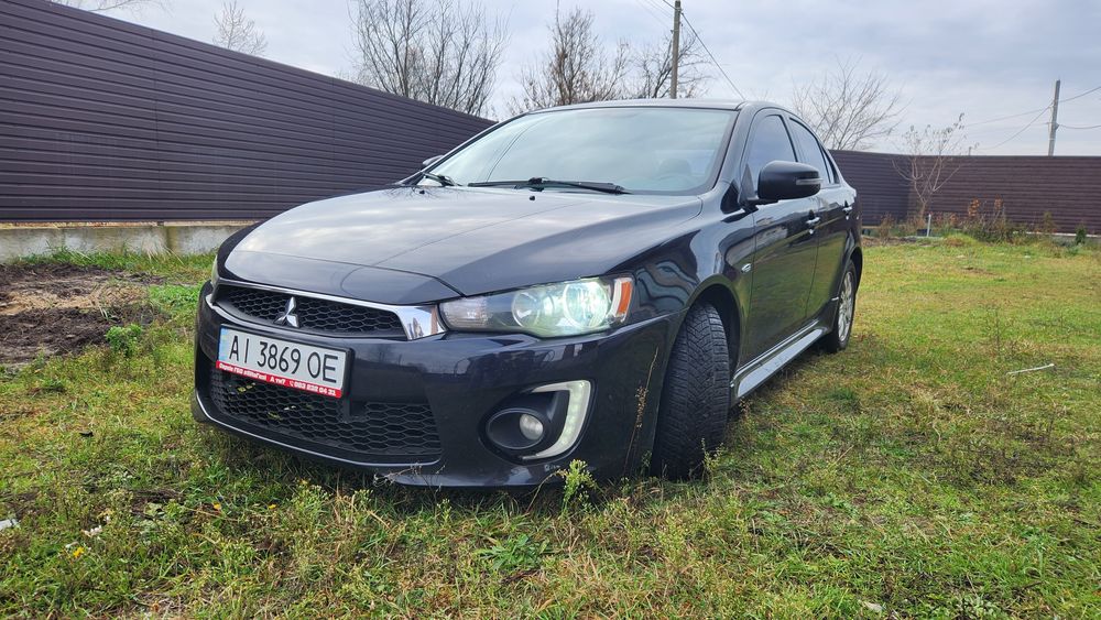 Продам Mitsubishi Lancer X 2.0 газ/бензин механіка 2016 року в чудовому стані. 
Без торгу зверніть увагу на рік.
Можу розглянути варіант під виплату даного авто, проте кінцева ціна буде залежати від першого внеску та буде рахуватись від середньої вартості на ринку. Ціна по низу ринку вказана за готівку.
В сім'ї машина приблизно 3 роки (єдиний власник та перша реєстрація), самі заганяли зі штатів. Машинка приїхала з незначними пошкодженнями ( було замінено бампер та куплено капот), маленьким пробігом  та цілою безпекою. Більше фоток телефоеуйте дам на вайбер телеграм.
Дуже рідка комплектація з камерою та на механічній коробці це рідкість для американського ринку. Ті, що цінують механічну коробку в цій моделі авто знають, що немає проблем з ненадійним варіатором та виграють у витраті палива.
Було встановлене якісне італійське ГБО. Всі рідини, фільтра та росхідники мінялися вчасно (крім планових ТО нічого не робилось).
 Новий власник буде задоволений. Приїздіть оглядайте та забирайте. Продаж з переоформленням сервісний сервіс без черги /я пільговик/.
Велике прохання помічників з продажу та різноманітні автосалони не турбувати та не витрачати мій час. Продаю бо без діла стоїть... приїздіть забирайте
