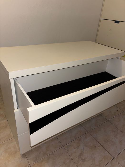 Conjunto de cama, colchão, mesa de cabeceira, comoda e espelho