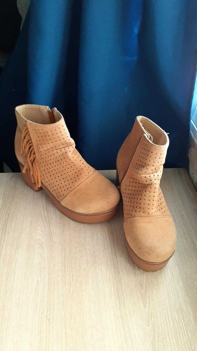 Botins castanhos com tacão 37