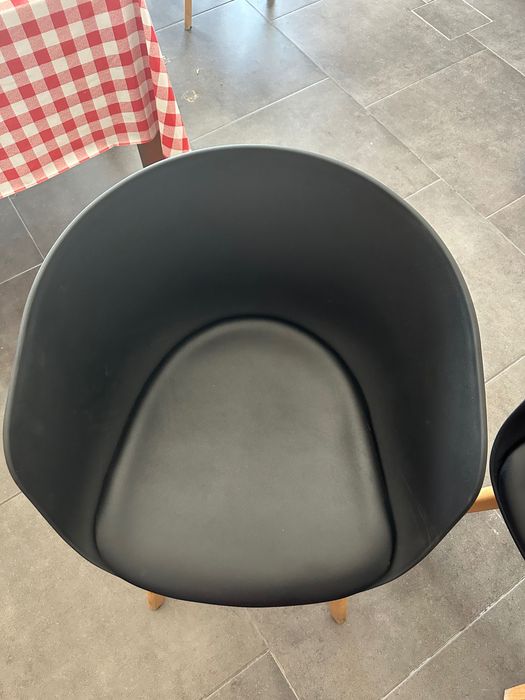 4 Cadeiras de Jantar com Pernas em Madeira – Design Moderno