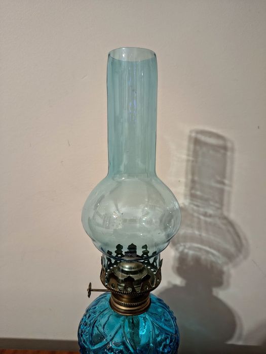 Turkusowa lampa naftowa