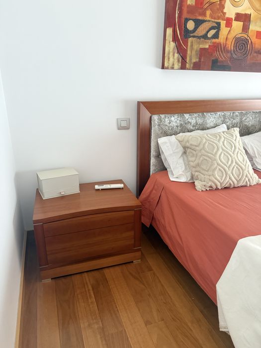 Cama + duas mesas de cabeceira + colchão