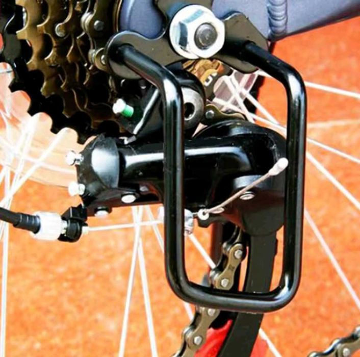 Osłona mechanizmu przerzutki rowerowej czarna mocowanie na oś
