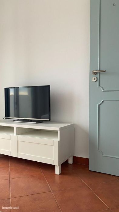 Quarto - localizado em Oeiras Lisbon