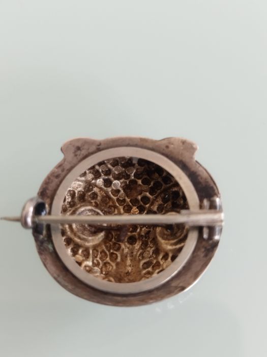 Lindo broche antigo em prata com porta-retratos