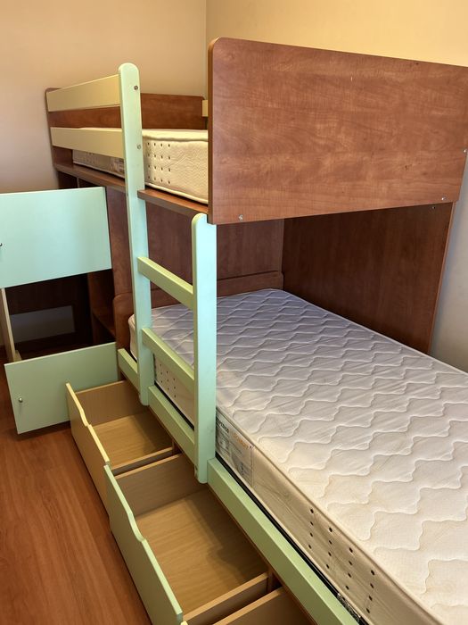 Mobília de quarto juvenil em excelente estado – madeira de qualidade