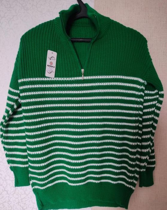 Теплий светр 
розмір універсальний (підходить на будь який , так як д