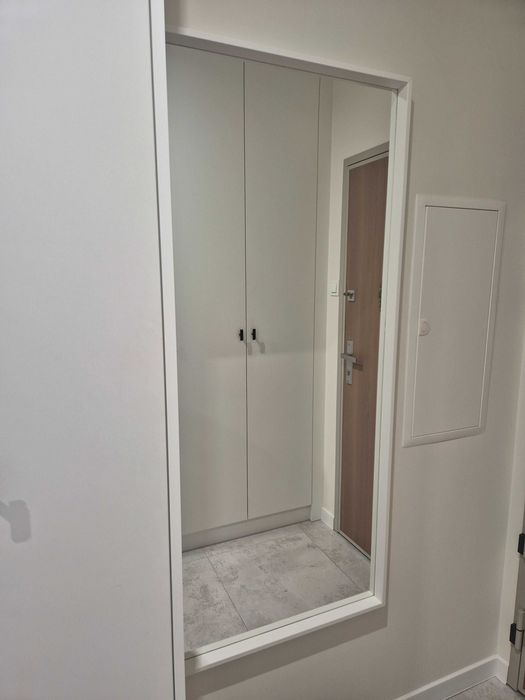 Lustro Ikea w białej ramie