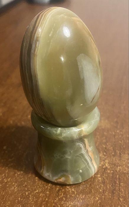Статуэтка яйцо на подставкн