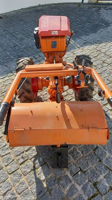 Motocultivador trabalhar perfeitamente