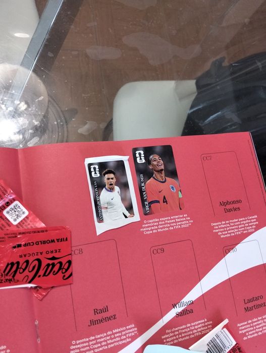 Cromos coca cola das garrafas de 500ml  é edição espanhola 3€ cada se levas mais podemos negociar se cortares na médida certa ele cabe perfeito