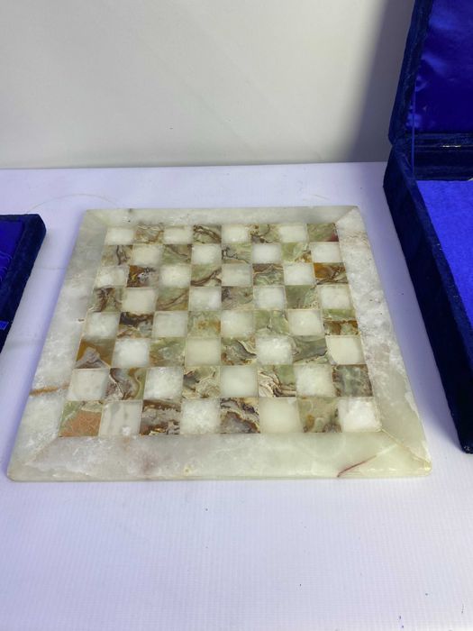 Szachy kamienne z planszą