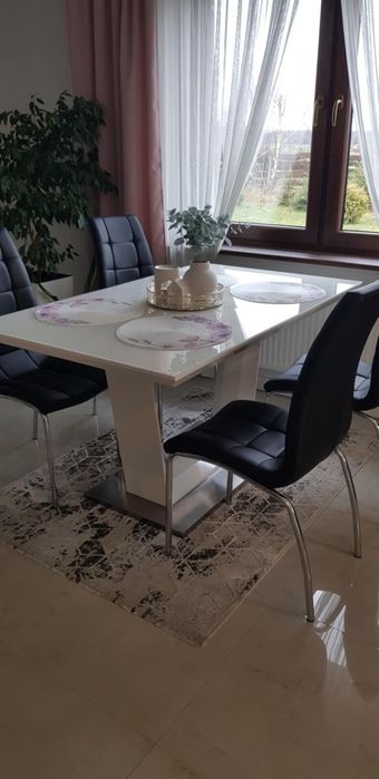 Stół biały, rozkładany,używany.