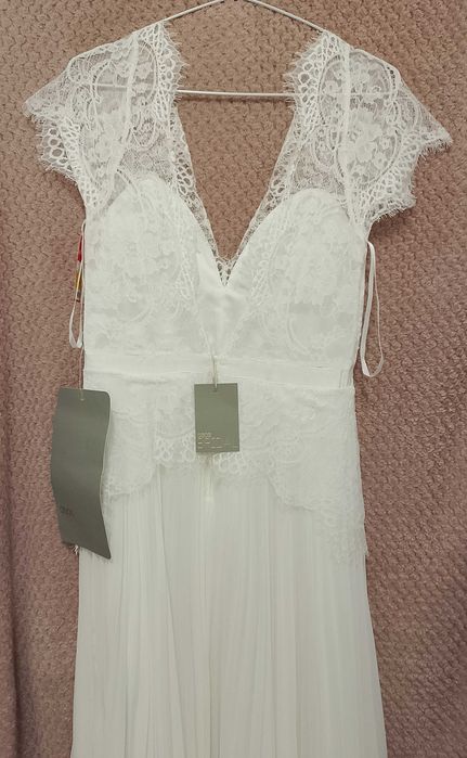 Sukienką nową białą