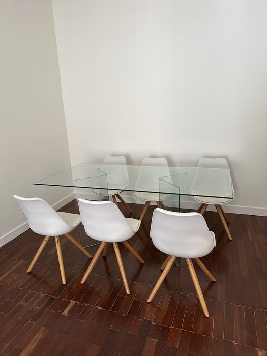 Mesa e Cadeiras Holandesas com almofada em pele branca