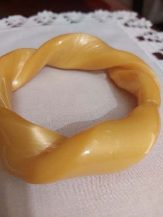 Pulseira Amarela, super fashion.