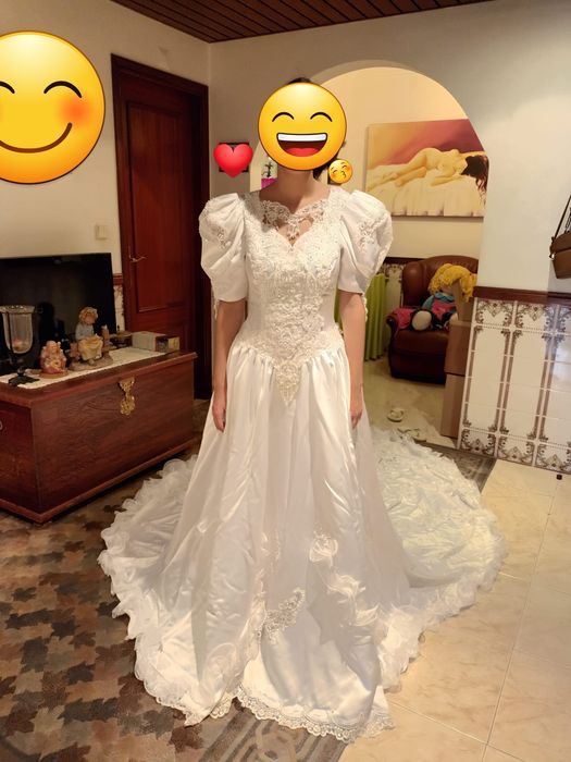 Vestido de noiva branco acetinado