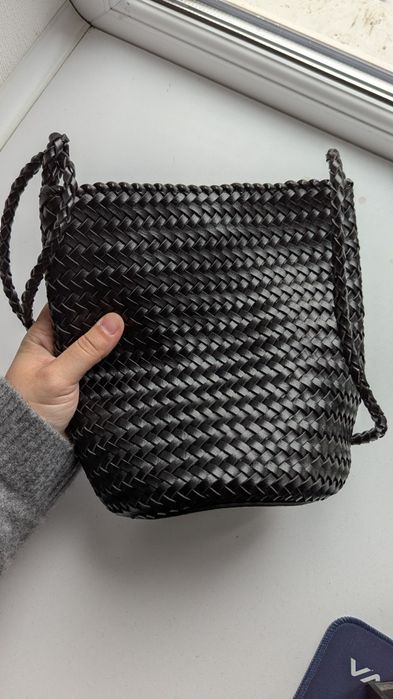 Стильна чорна плетена сумка