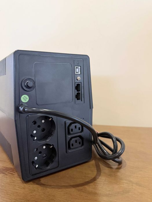 UPS FSP iFP 1000 LCD | 1000VA / 600W | Sprawny | Gniazda PL + IEC