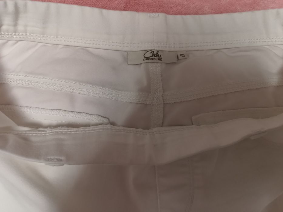 Białe spodnie 3/4 Clockhouse 40