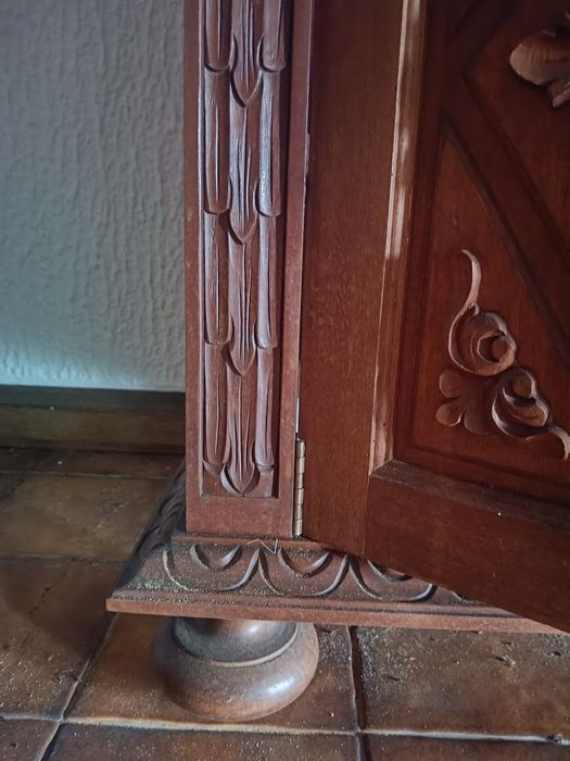 Cristaleira em madeira trabalhada