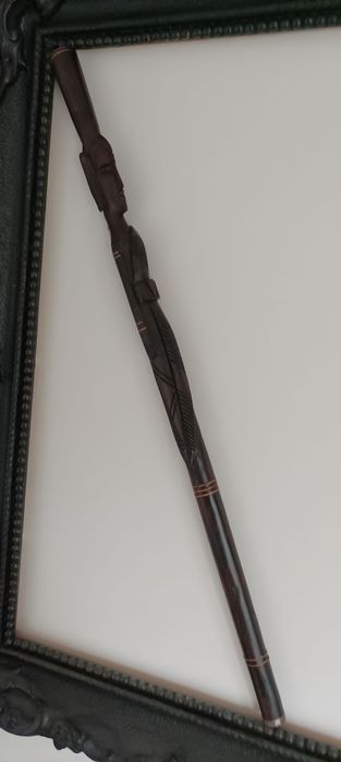 Afrykańska rzeźbiona drewniana laska