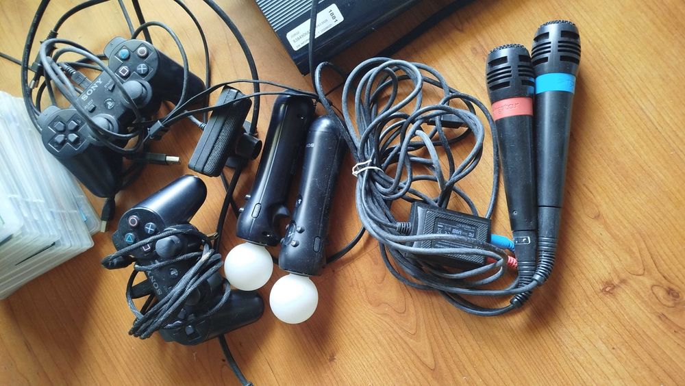PlayStation 3 , 14 jogos, 2 comandos, 2 microfones