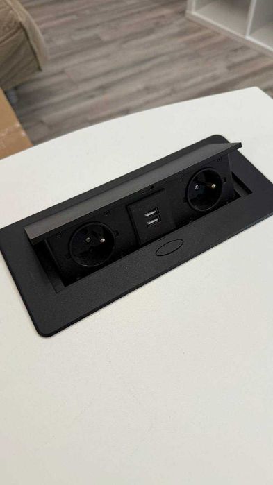 Nowoczesne biurko z przepustami kablowymi i listwą zasilającą