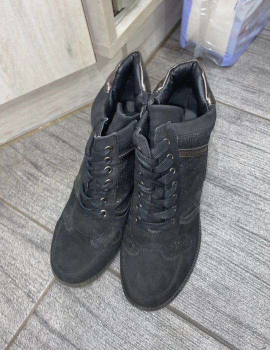 czarne trampki na wbudowanym koturnie