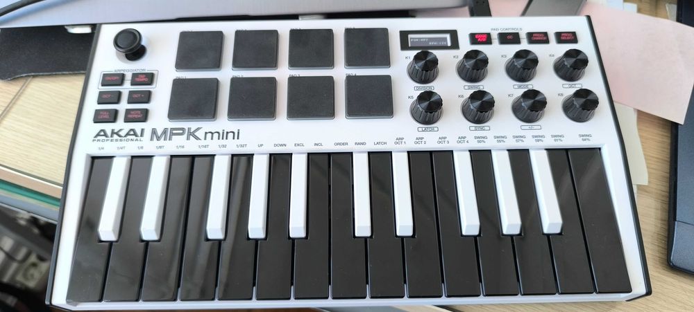 Teclado branco Akai MPK mini 3 - controlador MIDI (Musical Instrument Digital Interface) USB