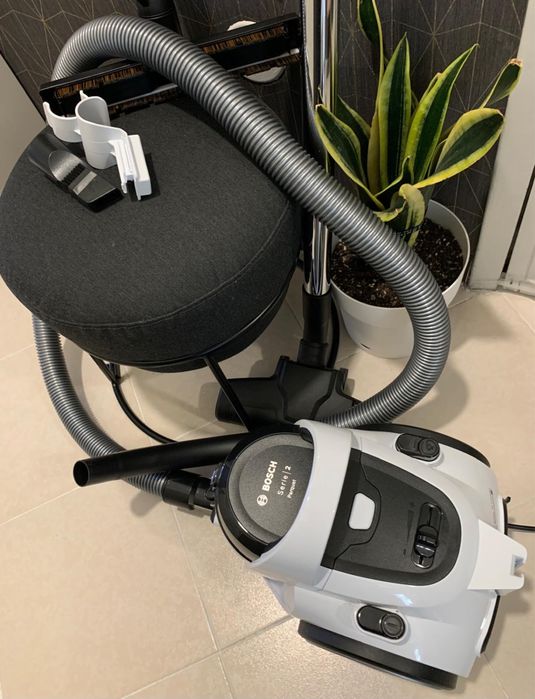 Aspirador sem Saco BOSCH BGS05A222 Série 2 (78 dB), como novo.