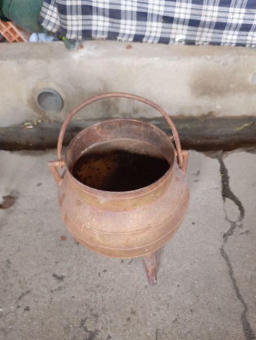Vendo esta panela antiga de ferro muita bonita bom estado