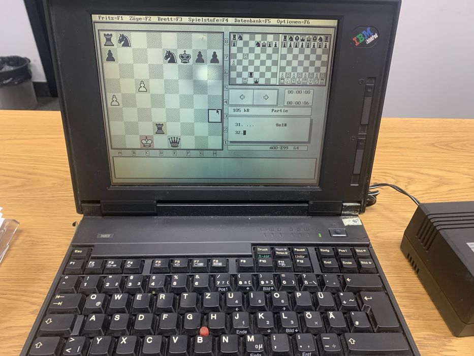 Stary tablet IBM chyba 1995 lub straszy dziala - z ladowarka