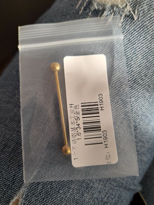 Kolczyk do piercingu zakręcany kolor złoty